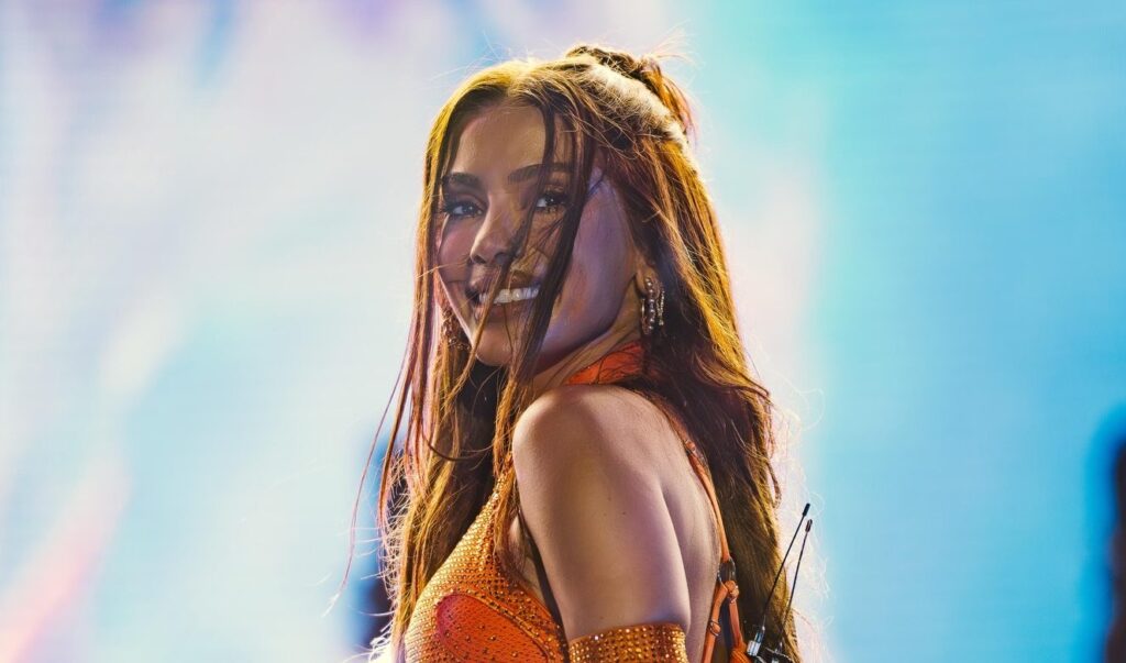 A cantora Anitta durante apresentação ao vivo