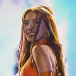 A cantora Anitta durante apresentação ao vivo