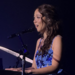 A cantora Laufey no palco durante show em São Paulo
