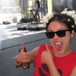 A cantora Olivia Rodrigo no palco do festival Daisy Chain Fields
