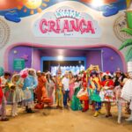 Entrada da Vila da Criança 2026 com personagens folclóricos na Orla da Atalaia